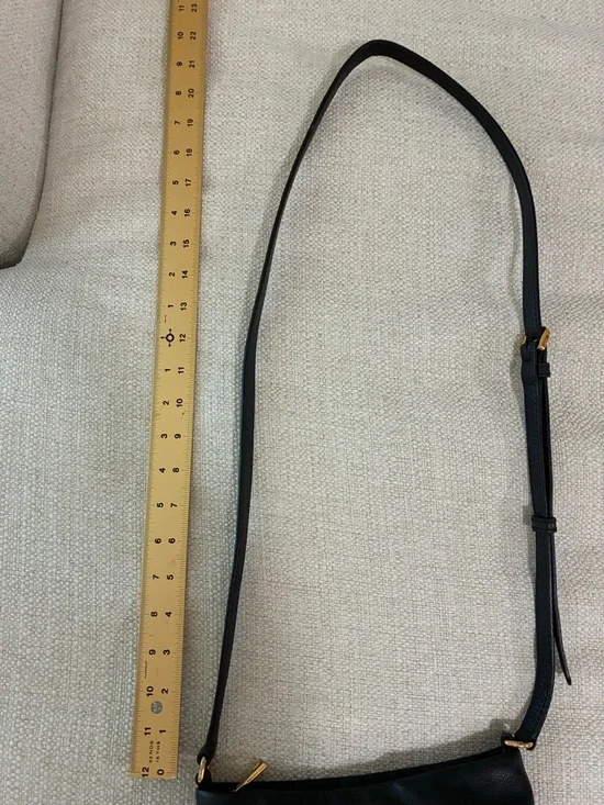 Marc Jacobs EUC Black Leather Classic Q
Percy Crossbody bag. - Picture 14 of 14